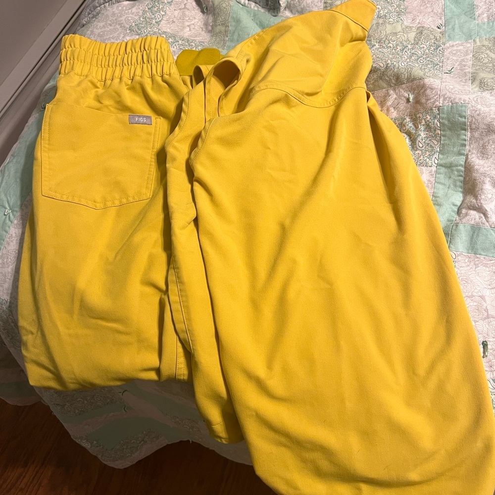 Figs yellow scrubs